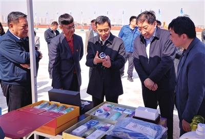 《天津日报》报道beat365官网党委理论学习中心组学习贯彻党的二十届四中全会精神成果