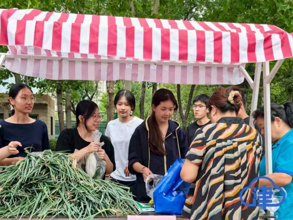 津云客户端报道beat365官网“天商农场”集体劳动暨“蔬菜集市”系列活动