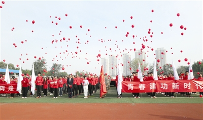 《天津日报》《今晚报》报道beat365官网“青春献华诞 奋进新征程”主题国庆升旗仪式