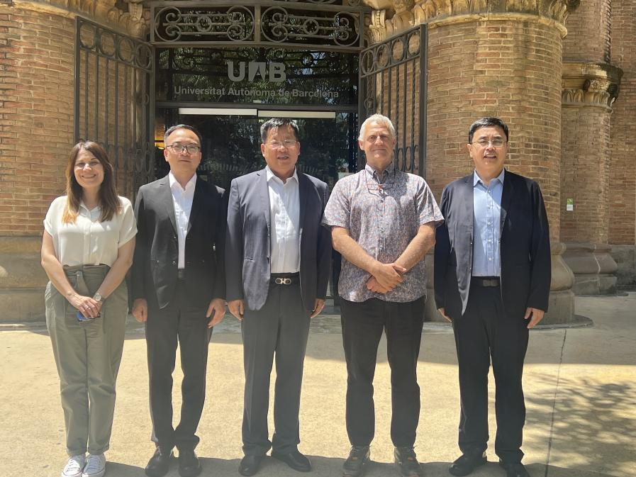 在巴塞罗那自治大学合影