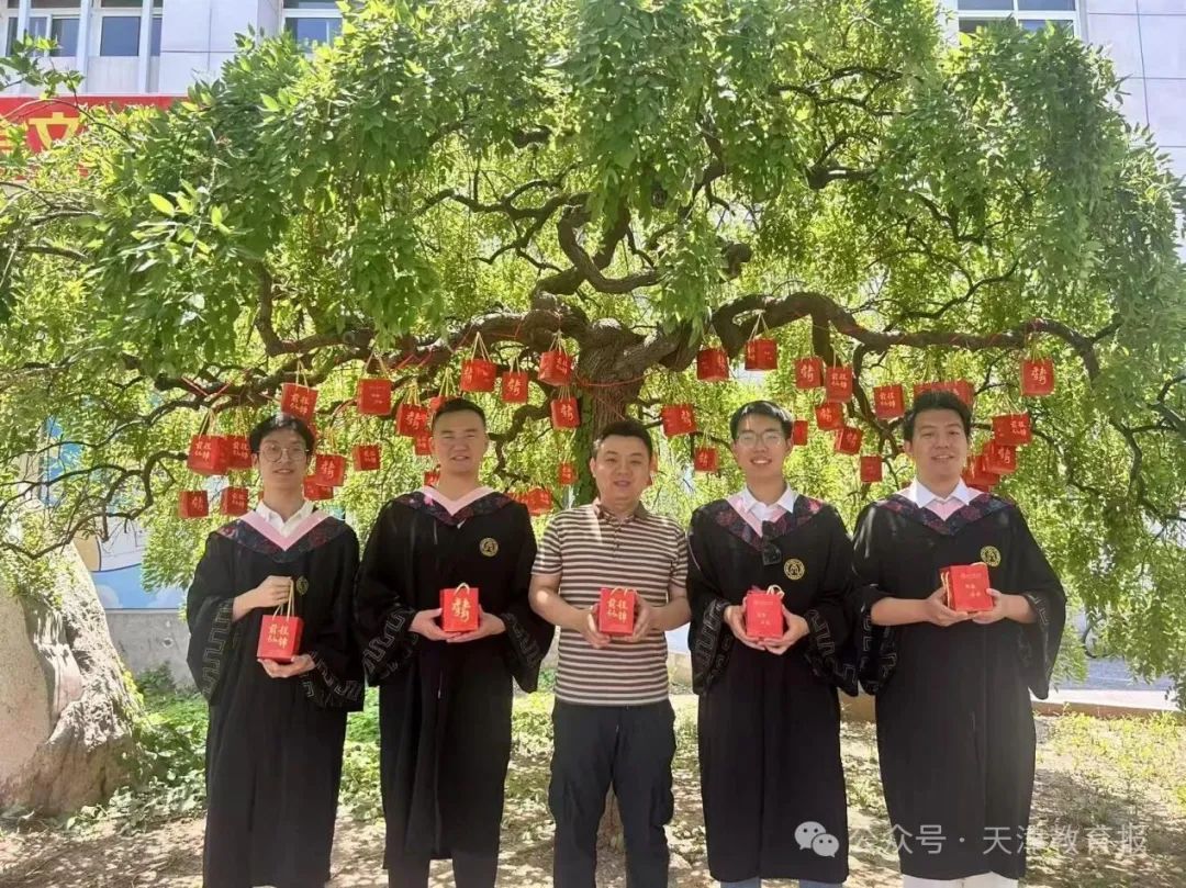 天津教育报微信公众号报道学校为毕业生准备的特色礼物