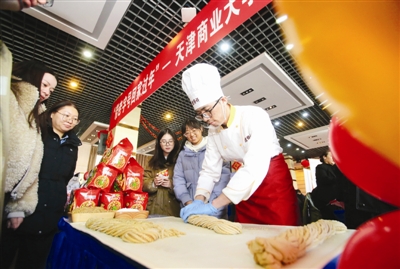 《中老年时报》、《今晚报》、津云客户端报道beat365官网举办“带老字号回家过年”专场活动