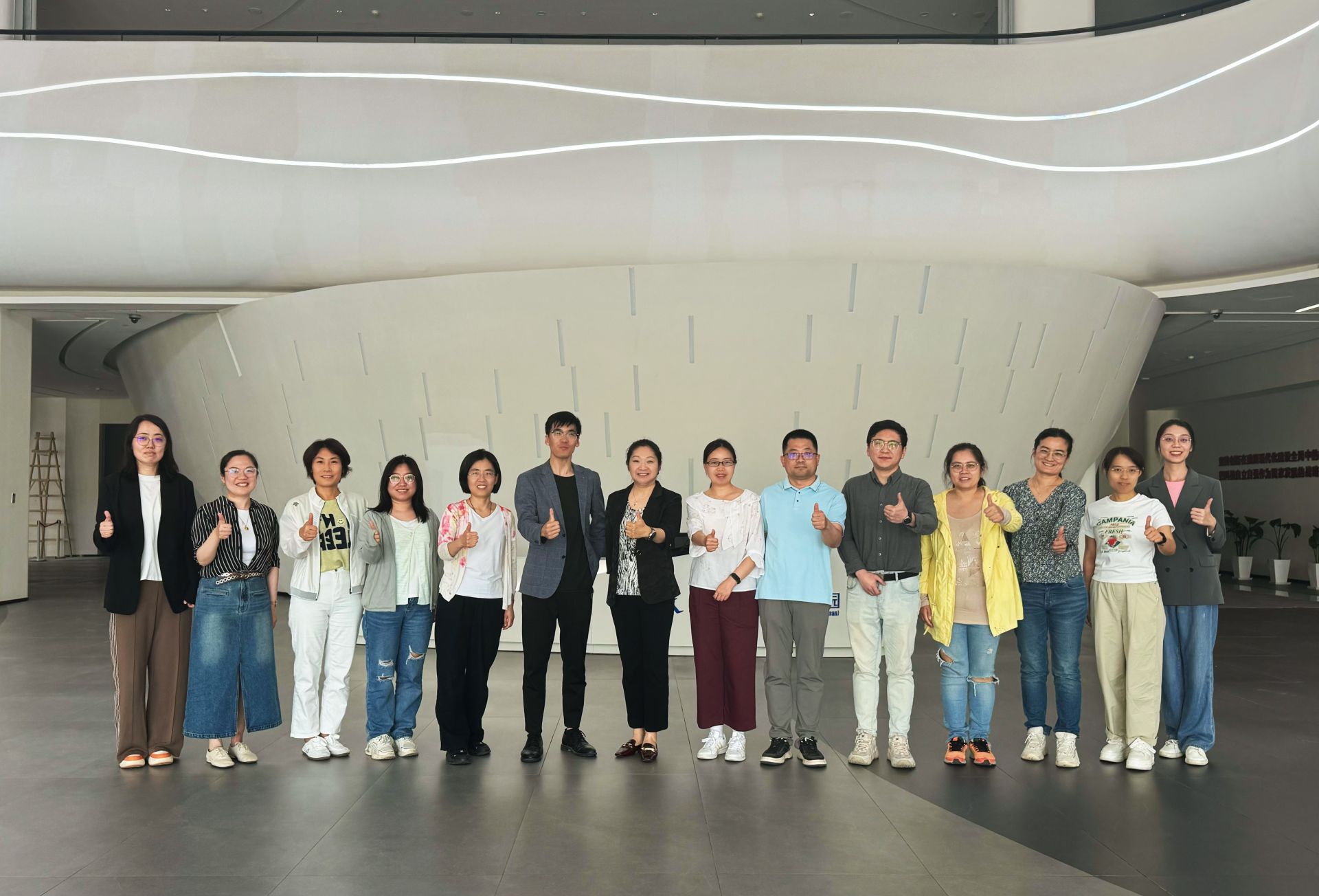 生物技术与食品科学学院教师与壹刻校园人工智能公司代表合影