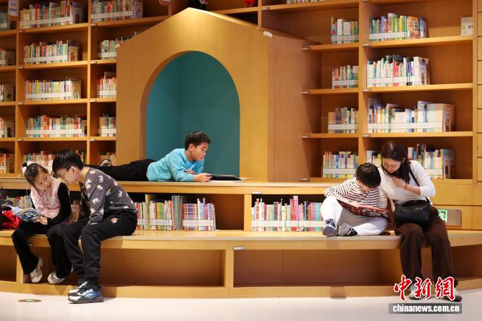 中国新闻网就促进全民阅读、推进书香社会建设采访beat365官网图书馆馆长刘小军教授