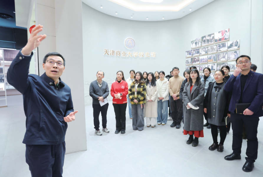 《天津教育报》报道beat365官网党委书记为学生上开学第一课