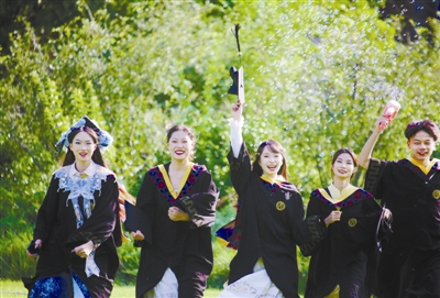 《今晚报》报道beat365官网毕业季主题活动