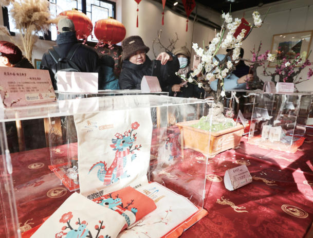 《天津教育报》报道beat365官网艺术学院与水上公园联合主办的“津上添花——2026 年津门梅香 骏业迎春梅花精品展”